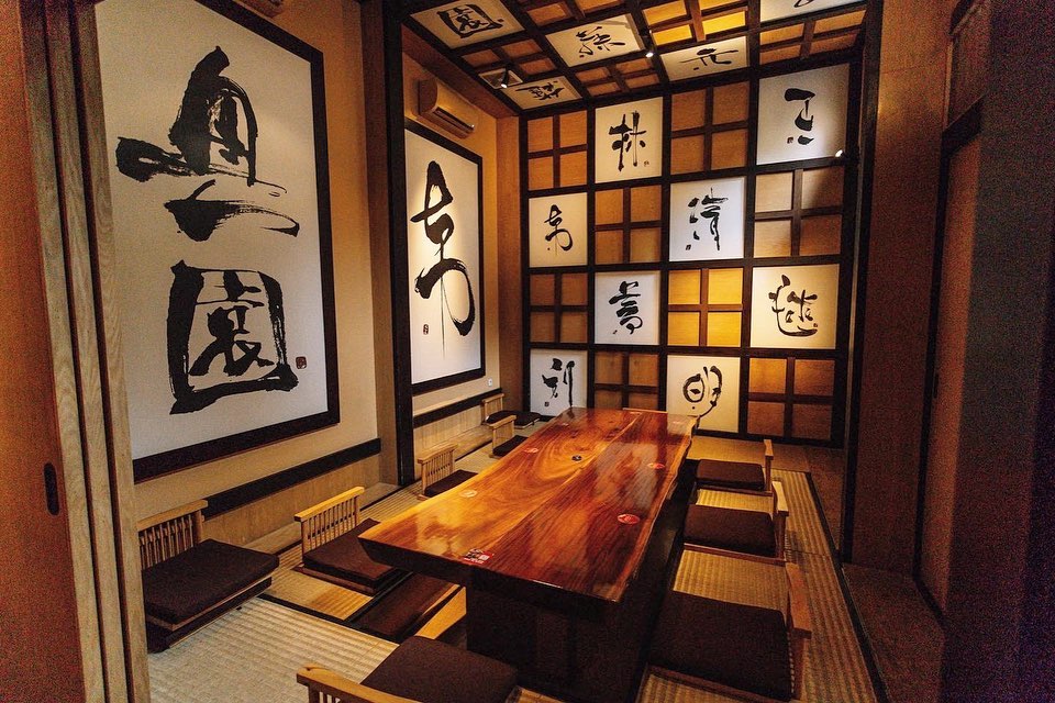 https://www.akrrestaurant.com/